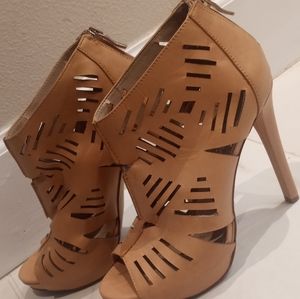 BCBG Heels - like new, size 8